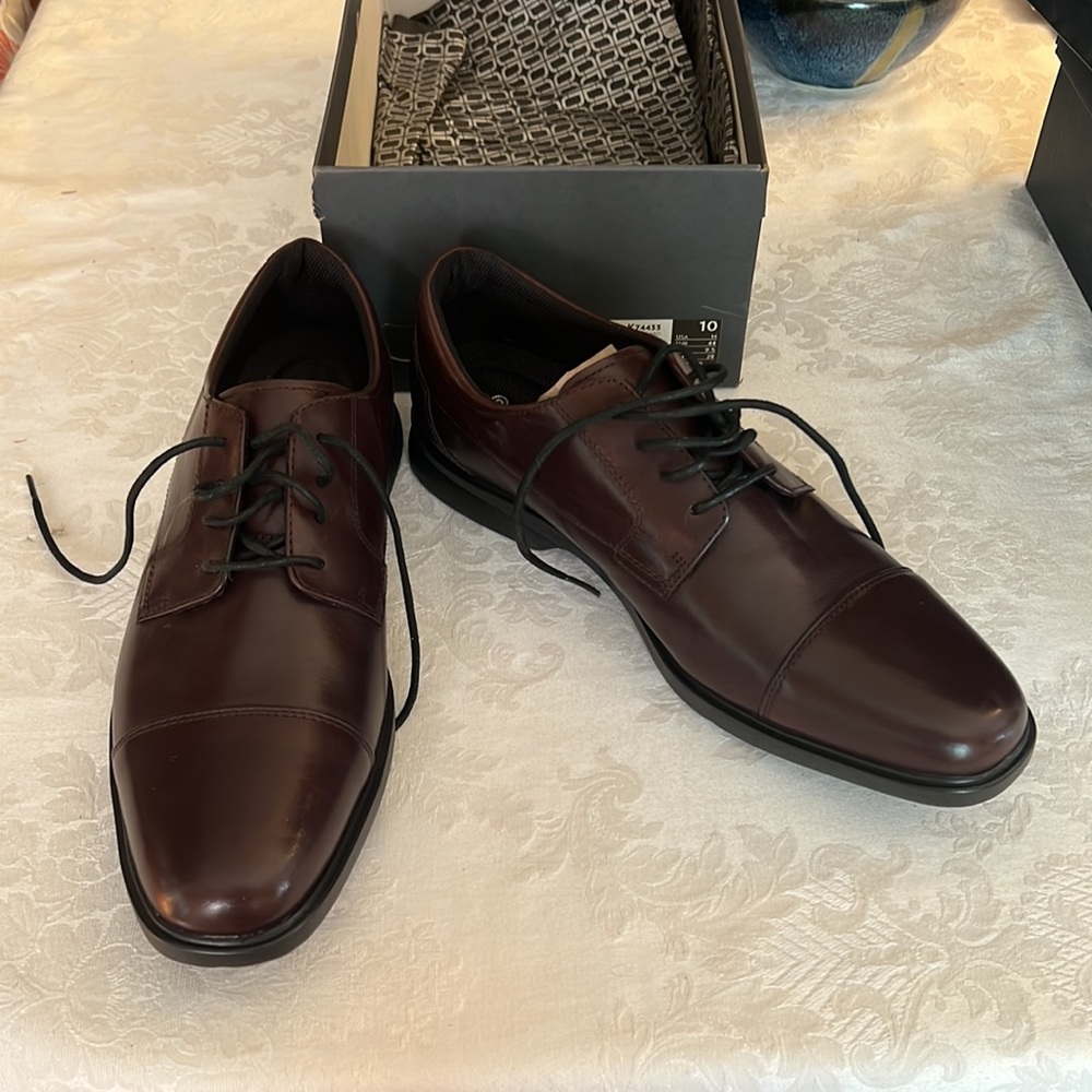 Rockport Mens size 10 brown leather dress shoes. Never worn